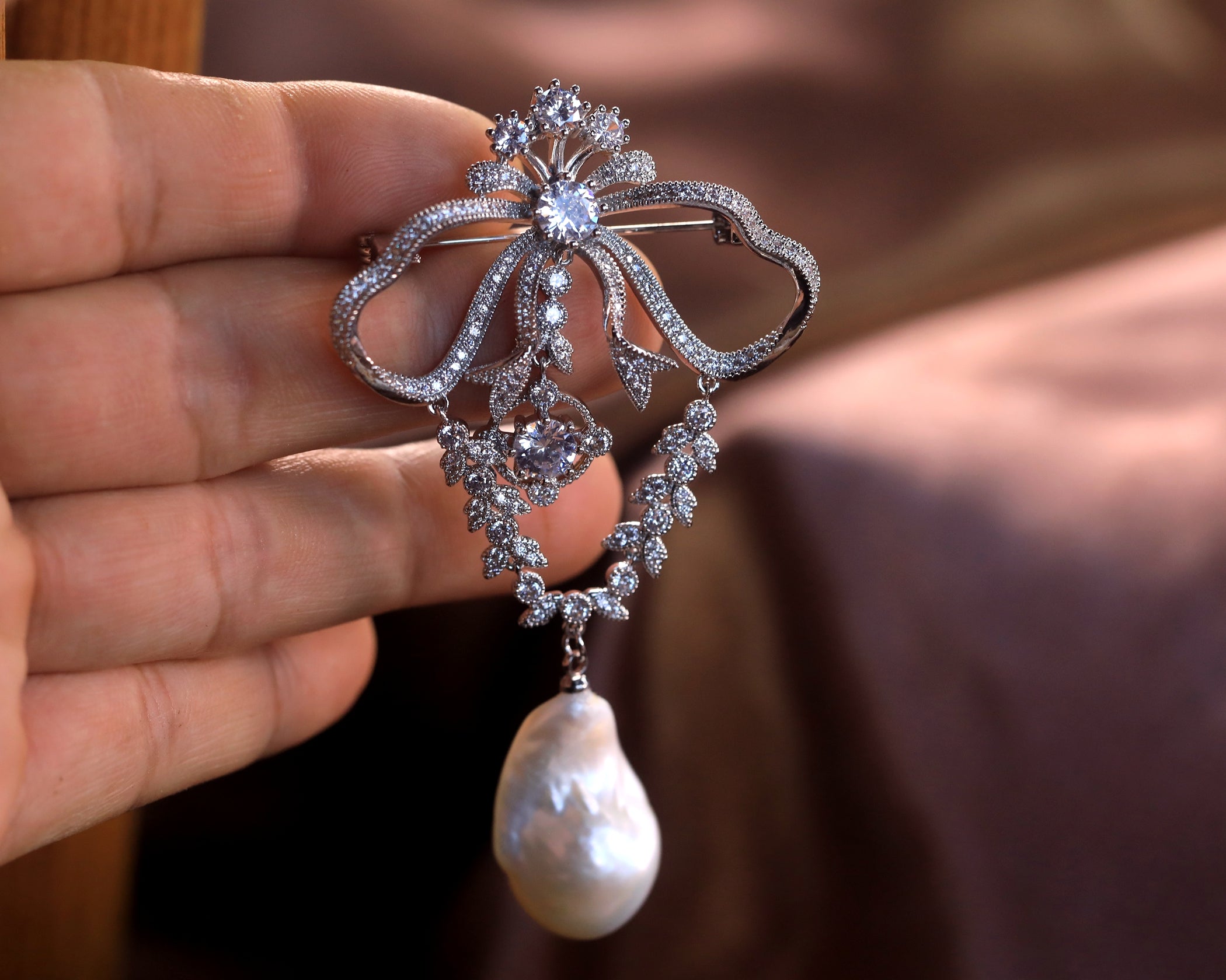 Brooch & Pendant Belle Epqoue Big Bow White Baroque Pearl CZ XZ20