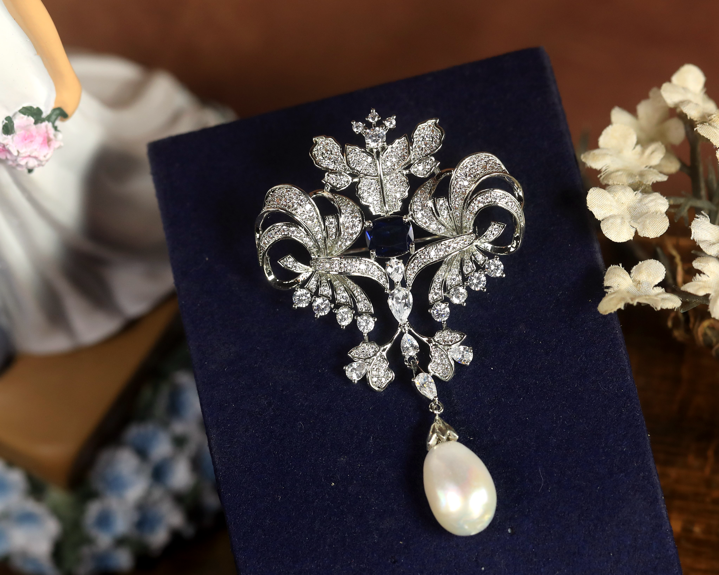 Brooch Pendant Belle Epqoue White Baroque Pearl Blue CZ XZ23